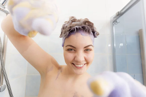 Frau trägt Tonershampoo auf ihr Haar auf — Stockfoto