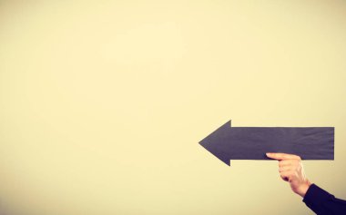 Siyah ok sol işaret tutan adam