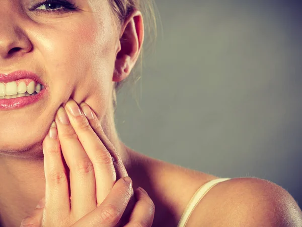 Mulher que sofre de dor de dente — Fotografia de Stock