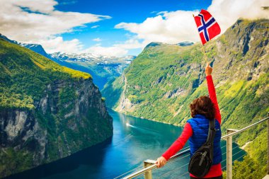 Norveç bayrağı ile Geirangerfjord üzerinde turist