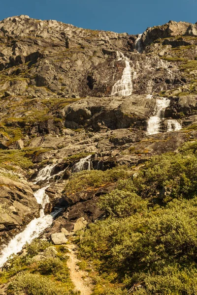 Wodospad w górach. Trasa norweska Sognefjellet — Zdjęcie stockowe