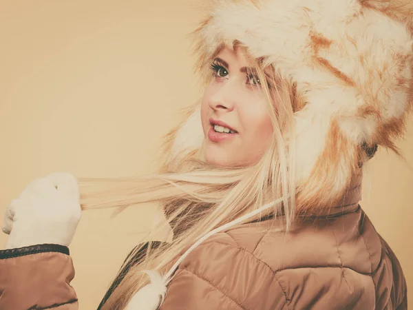 Ξανθιά γυναίκα με γούνινο καπέλο χειμώνα — Φωτογραφία Αρχείου