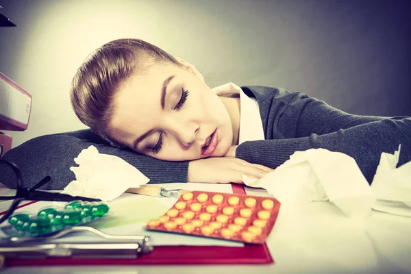 Dormida mujer de negocios cansada en el trabajo . —  Fotos de Stock