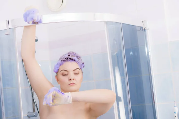 Жінка наносить тонерний шампунь на волосся — стокове фото
