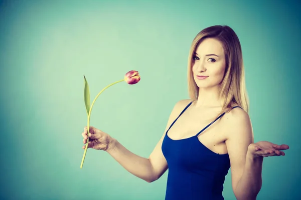 Tiro no azul da mulher segurando tulipa — Fotografia de Stock