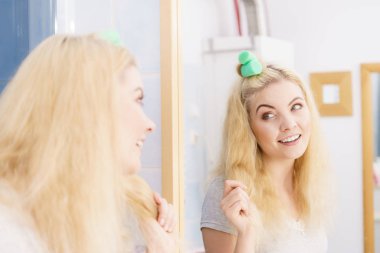 Saç Silindirler kullanan sarışın kadın