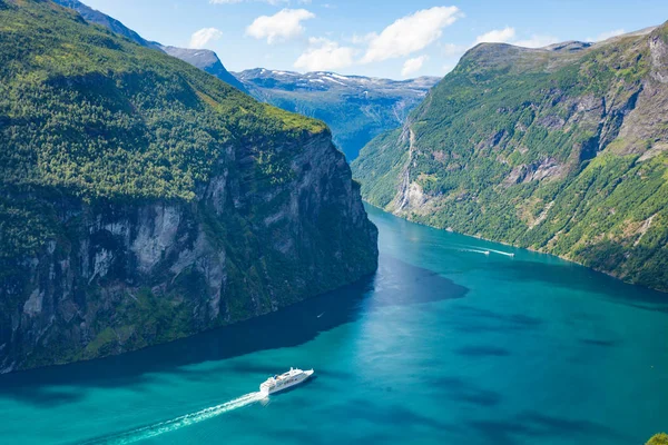 Fjord Geirangerfjord with cruise ship, Norway. — Stock Photo, Image