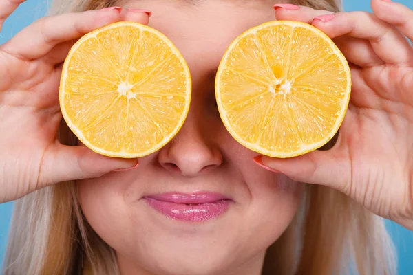 Γυναίκα που κρατά φρούτων λεμονιού μισό στα μάτια — Φωτογραφία Αρχείου