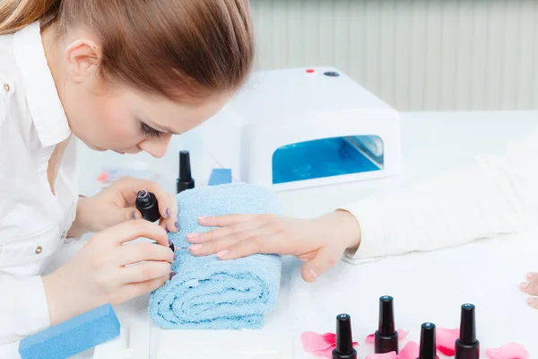 Vrouw in schoonheid salon getting manicure gedaan. — Stockfoto