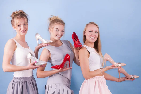 Ženy představují vysoké podpatky obuvi — Stock fotografie