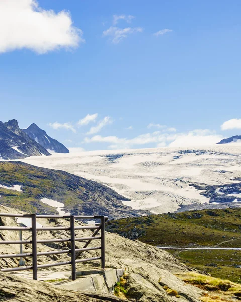 有冰冰川的山脉。索格内菲耶莱特路, 挪威 — 图库照片