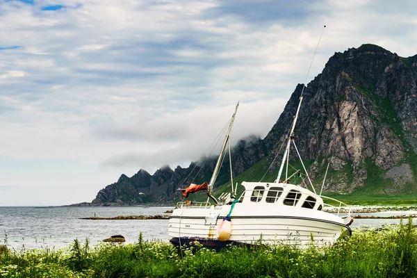 Seascape med gammal fiskebåt på stranden — Stockfoto