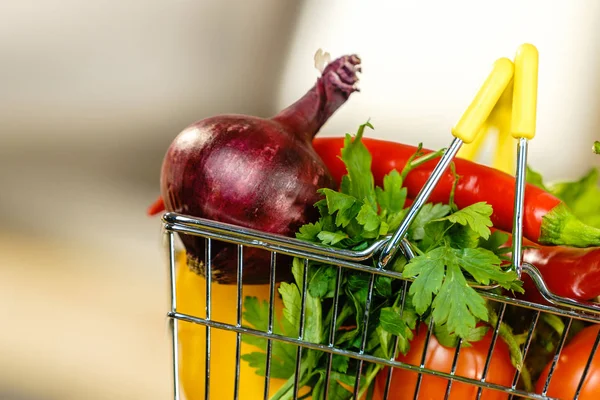 Winkelen backet met dieet groenten — Stockfoto