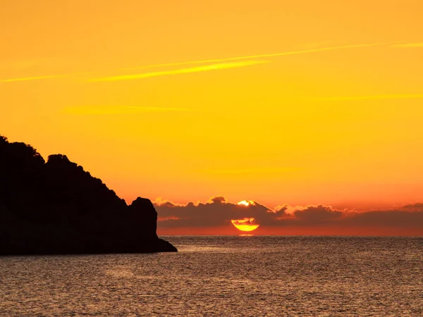 Nascer do sol ou pôr do sol sobre a superfície do mar — Fotografia de Stock