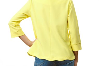 Sıradan kıyafetler giyen bir kadın.