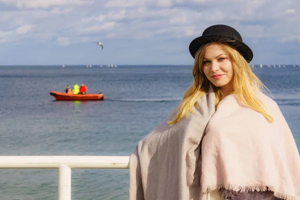 Tonårs flicka i hatt på havskusten — Stockfoto