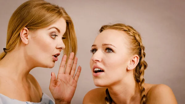 Дві дівчини-підлітки пліткують — стокове фото