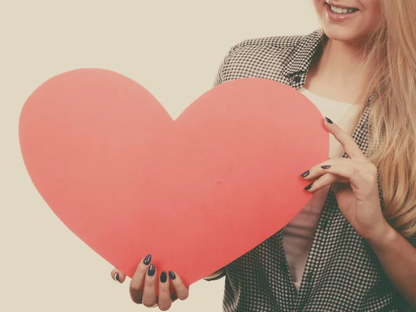 Mujer sosteniendo gran corazón rojo, signo de amor —  Fotos de Stock