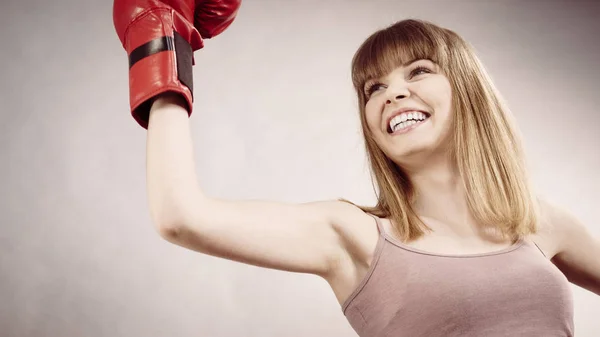 Wesoły kobieta nosi rękawice bokserskie — Zdjęcie stockowe