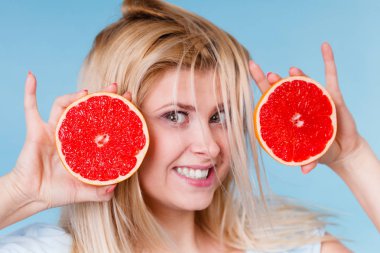Kırmızı greyfurt deli karanlıkve saç olması tutan kadın