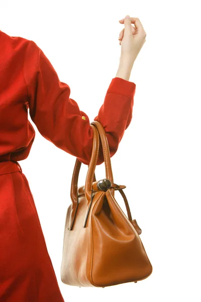 Žena na sobě červené šaty, které drží pytel — Stock fotografie