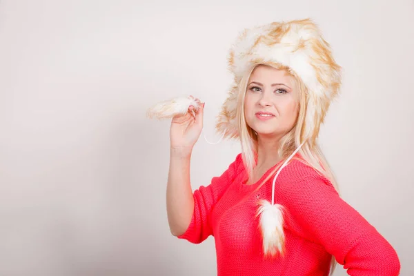 Attraente donna con cappello invernale peloso — Foto Stock