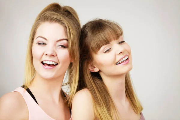Duas mulheres felizes amigos se divertindo — Fotografia de Stock