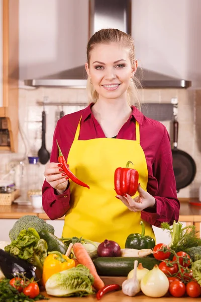 Mulher segurando pimentão e pimenta — Fotografia de Stock