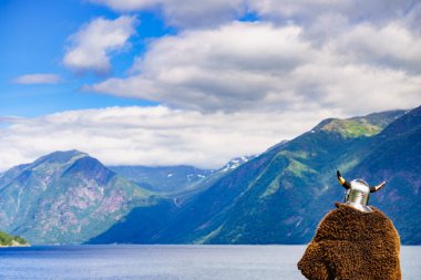 Fjord Shore üzerinde Viking savaşçı, Norveç