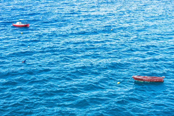 Liten båt på havsvatten — Stockfoto