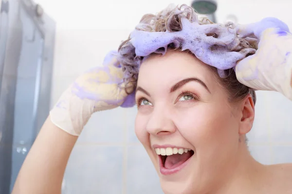 Забавная женщина с шампунем с тонером на волосах — стоковое фото