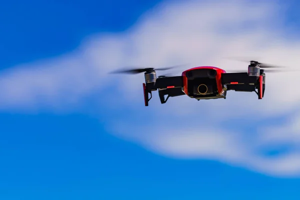 Drone che vola sopra lo sfondo del cielo — Foto Stock