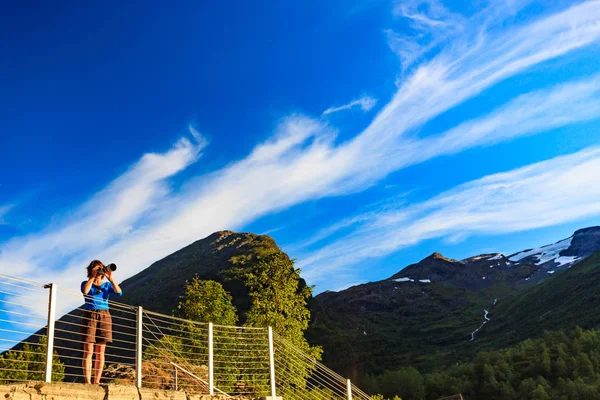 Turista tomando fotos en noruego naturaleza — Foto de Stock