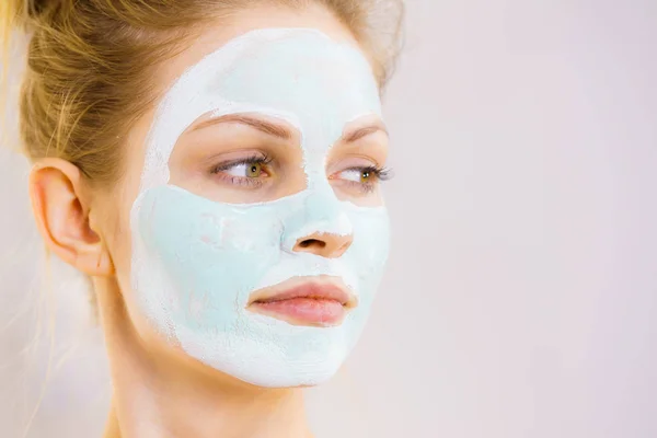 Flicka med vit grön lermask på ansikte — Stockfoto