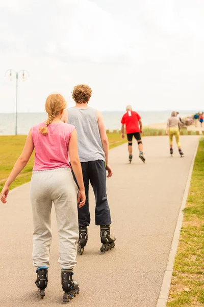 Patinador pareja patinaje al aire libre — Foto de Stock