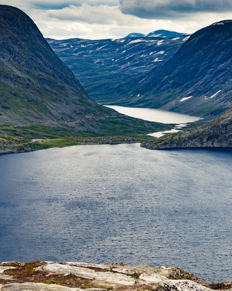 Η λίμνη djupvatnet και ο δρόμος προς Νταντζούμπα Νορβηγίας — Φωτογραφία Αρχείου