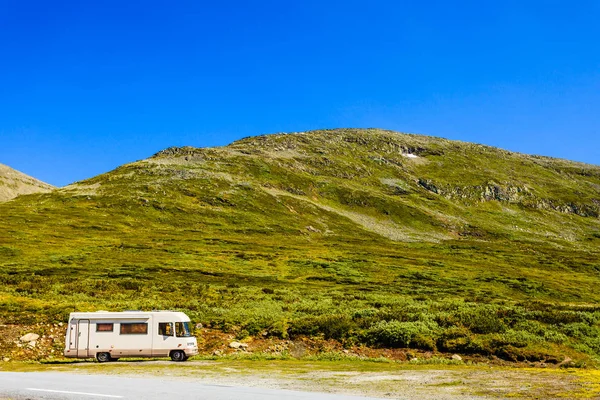 Camper coche en noruego montañas —  Fotos de Stock