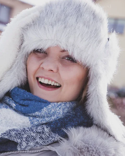 Žena na sobě teplé oblečení v zimě — Stock fotografie