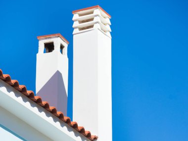 Evin çatısında uzun baca