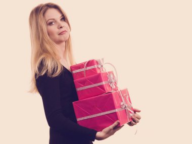 Birçok pembe hediye kutuları taşıyan kız