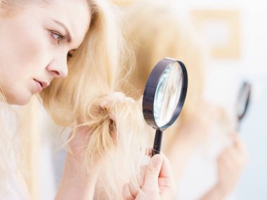 Kadın onun split büyütme saç sona eriyor.