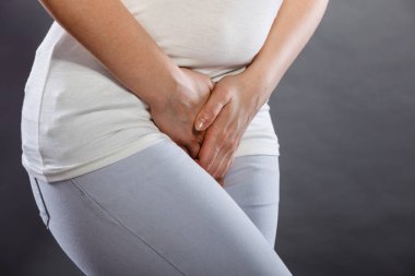 Onu kasık holding eller kadınla