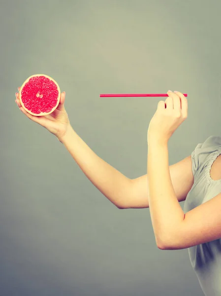 Woman drinking juice from fruit, red grapefruit — Stock Photo, Image