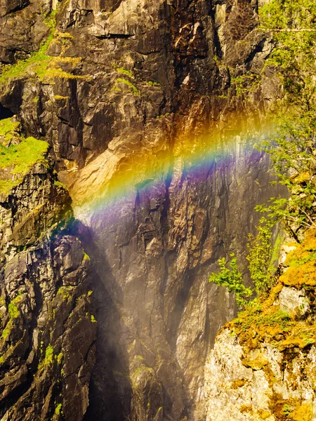 Arco-íris em montanhas rochosas — Fotografia de Stock