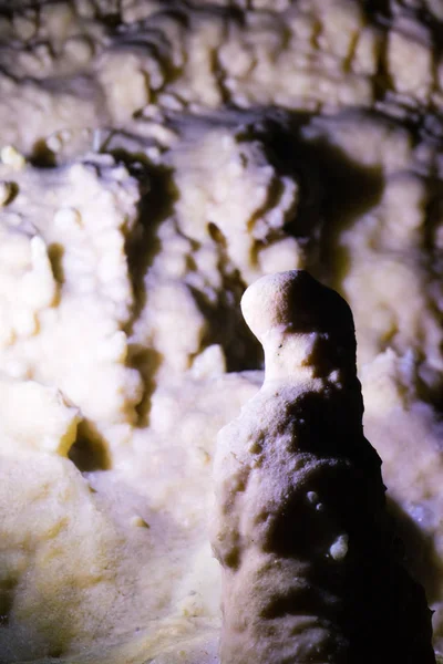 Stalattiti e stalagmiti nella grotta di Dirou, Grecia — Foto Stock