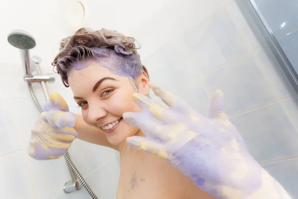 Mulher aplicando xampu toner em seu cabelo — Fotografia de Stock