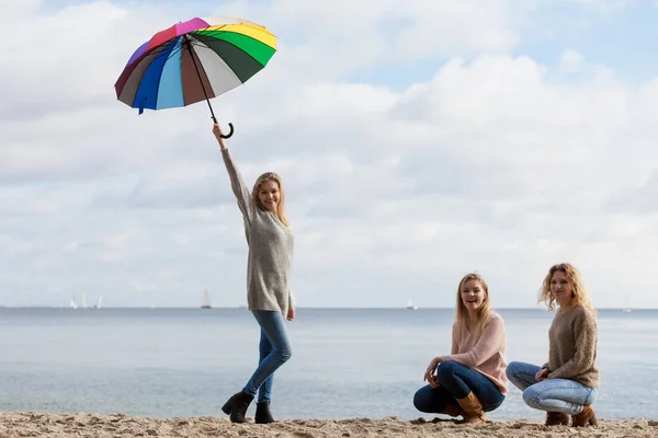 Kadınlar şemsiye ile eğlenin — Stok fotoğraf