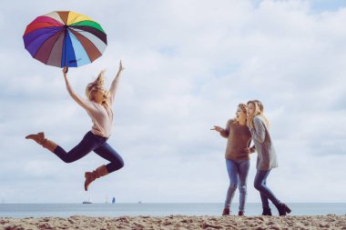 Kadın arkadaş atlama dalga