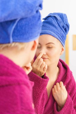 Duş sonra havlu kadında