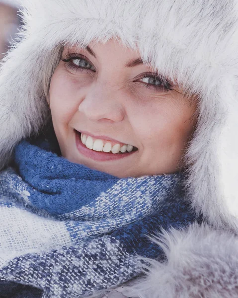 Žena na sobě teplé oblečení v zimě — Stock fotografie